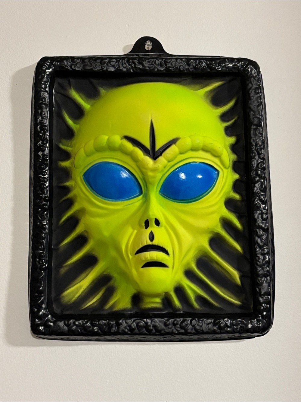 Vintage 90’s R.Marino Dark Illusions 3 Glow-in-the-Dark Alien Wall Plaque UV